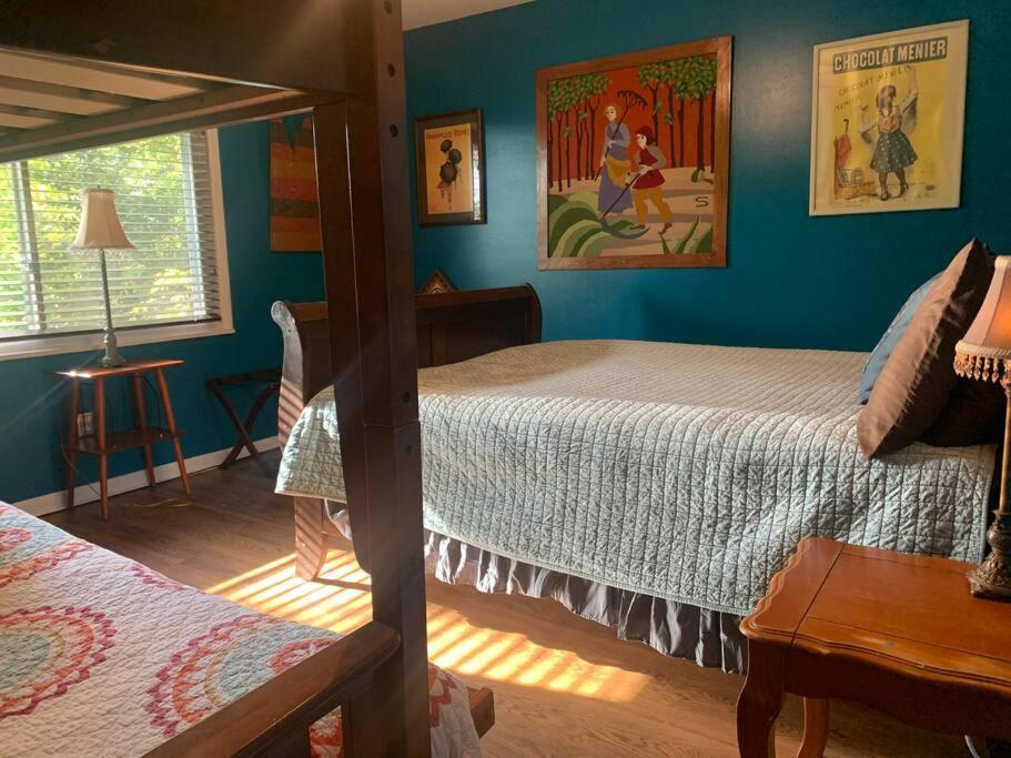 Family Friendly Downtown Home - Private Yard & Grill - Location, Location, Location! Athens Dış mekan fotoğraf