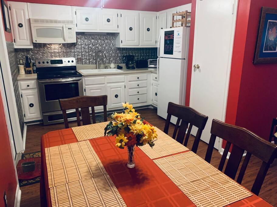 Family Friendly Downtown Home - Private Yard & Grill - Location, Location, Location! Athens Dış mekan fotoğraf