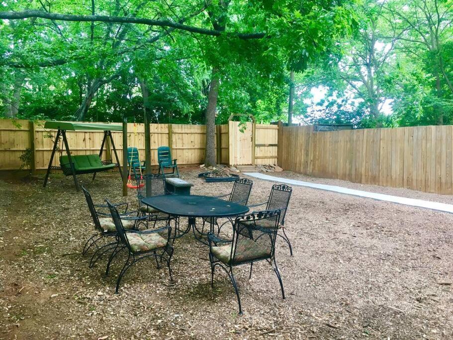 Family Friendly Downtown Home - Private Yard & Grill - Location, Location, Location! Athens Dış mekan fotoğraf