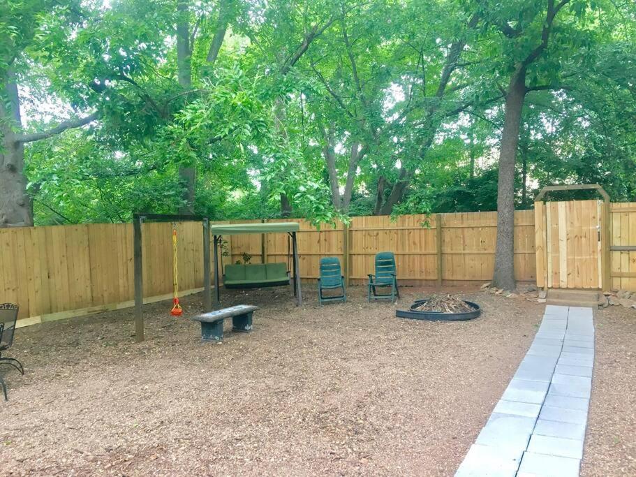 Family Friendly Downtown Home - Private Yard & Grill - Location, Location, Location! Athens Dış mekan fotoğraf